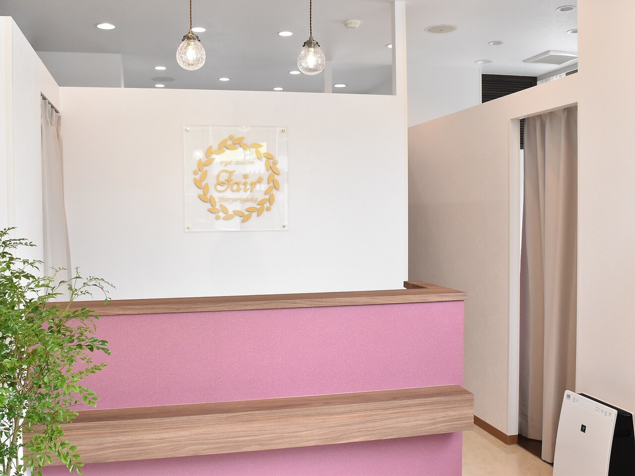 アイサロンフェア新百合ヶ丘店の受付カウンター